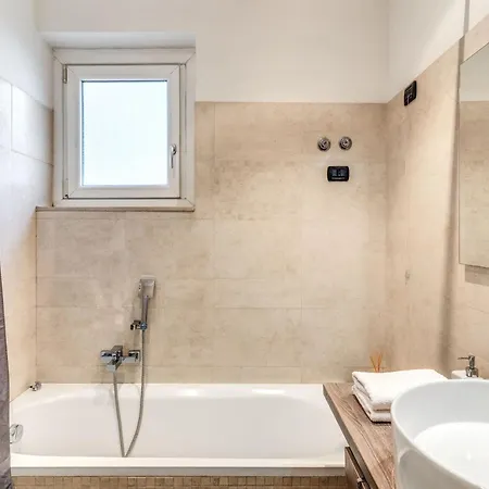 Stasera A Casa Da M.e. 4*