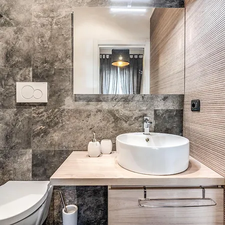 Stasera A Casa Da M.e.