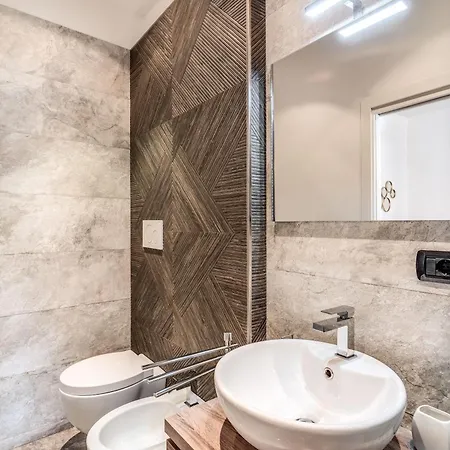 Stasera A Casa Da M.e. 4*